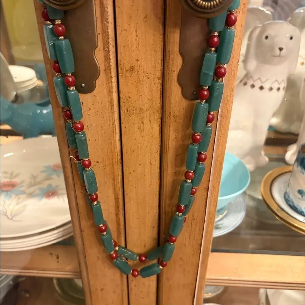Elegant Green and Red Beaded Necklace. Vintage.